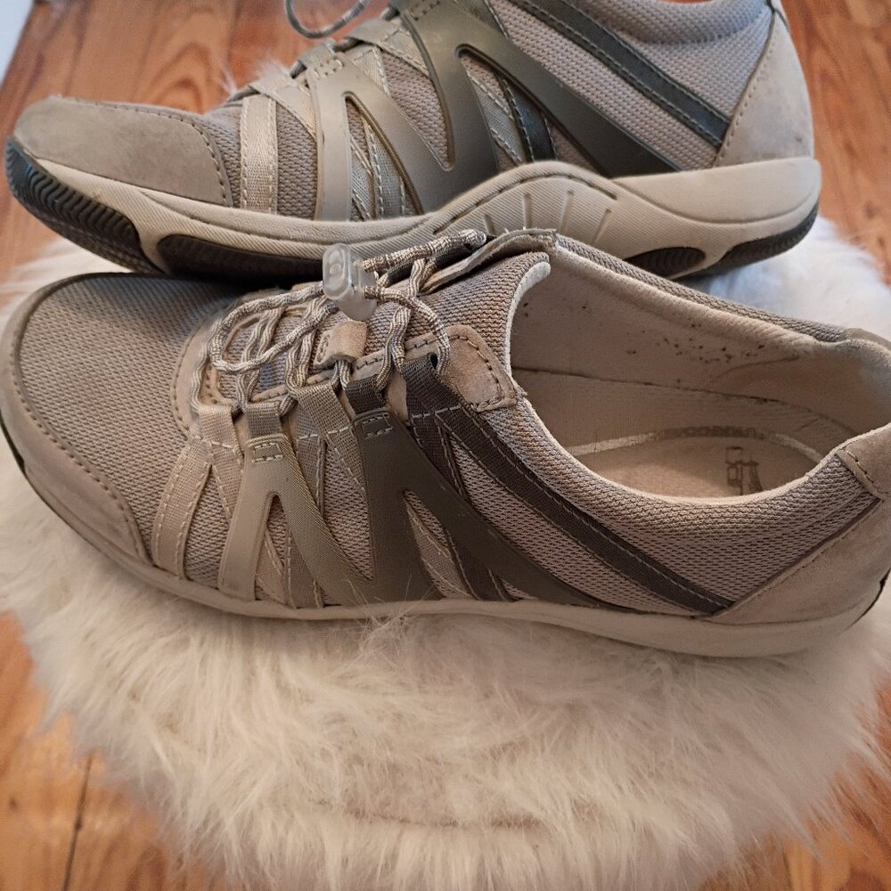 Dansko Henriette Silver Gray Comfort Sneaker size 39/8.5, EUC!
